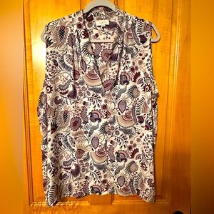 Beige patterned top. V-neck and sleeveless.